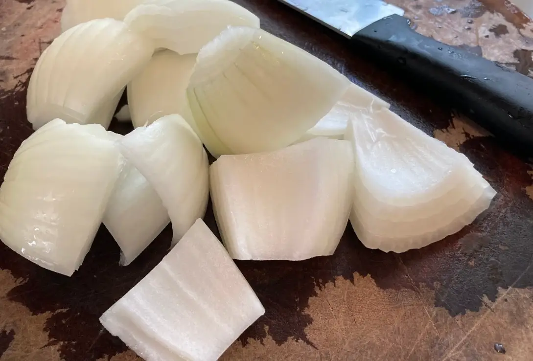 洋蔥切塊技巧全攻略：從基礎到進階，廚房必學刀工