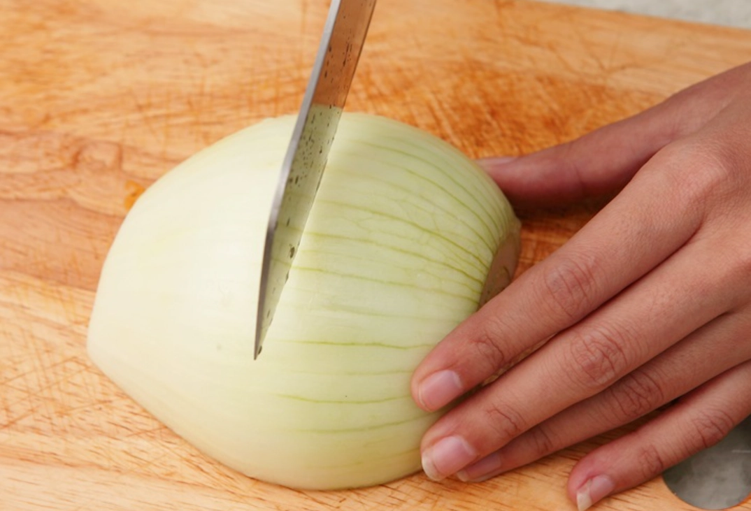 切洋蔥方向全攻略：避免流淚的終極技巧與步驟解析