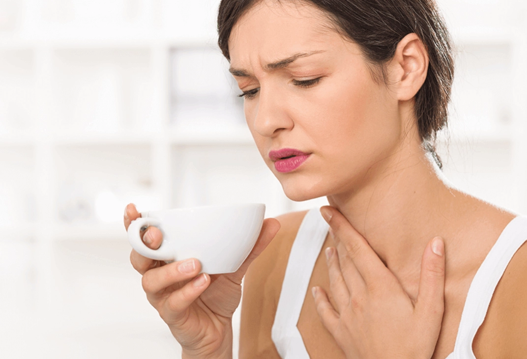 喉嚨不痛聲音沙啞喝什麼？5種天然飲品與專家避坑指南