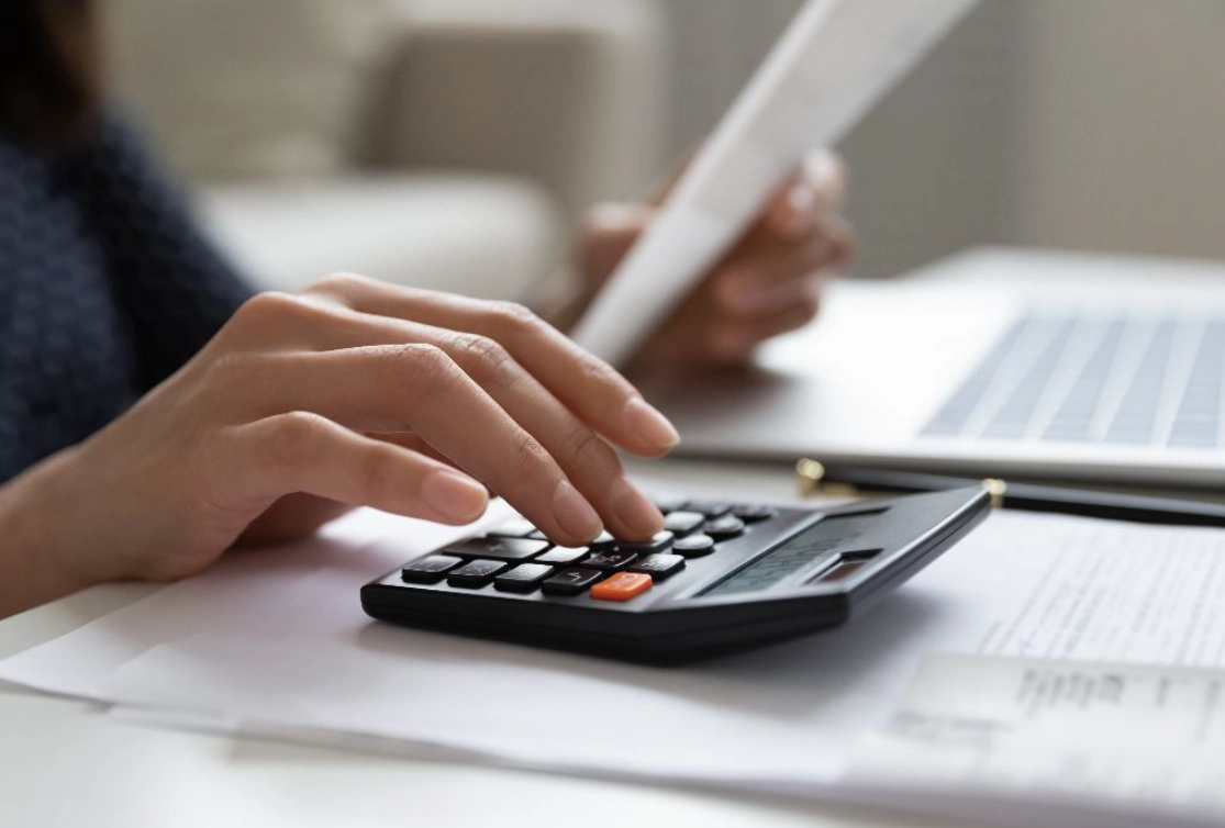 勞健保費用怎麼算？完整計算公式與級距表一次看懂