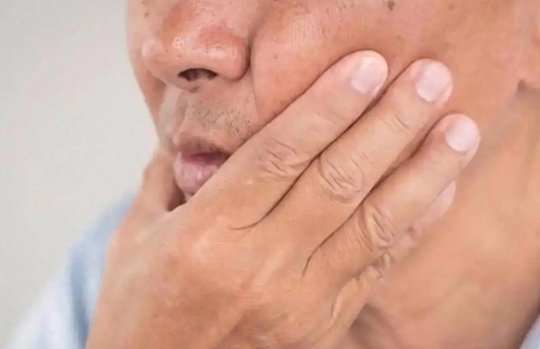 兩邊臉頰麻麻的原因全解析：神經、疾病與生活習慣的深度探討