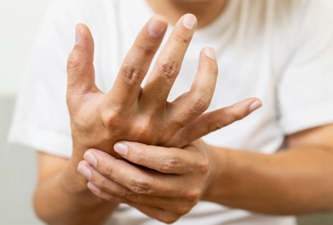 手指末端麻原因全解析：從常見誘因到自我檢查方法
