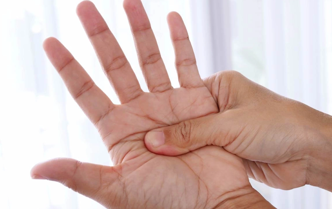 手麻怎麼辦？5個有效舒緩手麻的穴位按摩指南與技巧