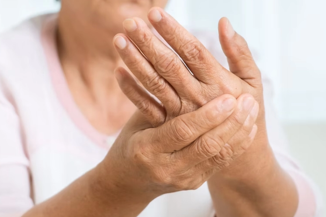 手指末梢發麻原因與治療全攻略：專家解析症狀、檢查與改善方法