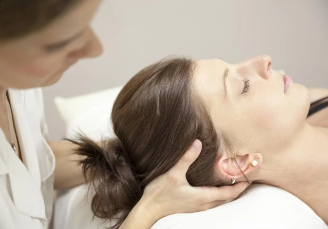 耳石脫落瑜珈：緩解暈眩的完整指南與安全練習步驟