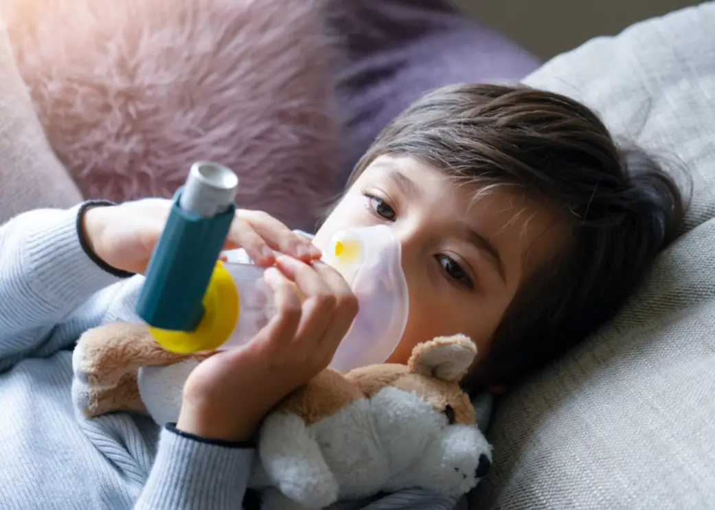 小兒氣喘發作時最典型的臨床症狀為何？家長必學的識別與應對指南